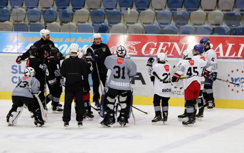 headcoaches T. Tůma, L. Hökl & coach David Holub w. players in Chomutov